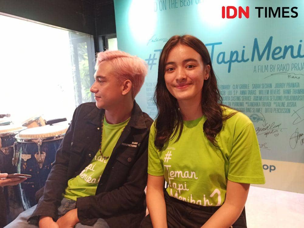 Adipati Dolken dan Mawar Eva di perilisan trailer dan poster film Teman Tapi Menikah 2, di Falcon Pictures, Jakarta, pada Senin (20/1). Erfah Nanda/IDN Times