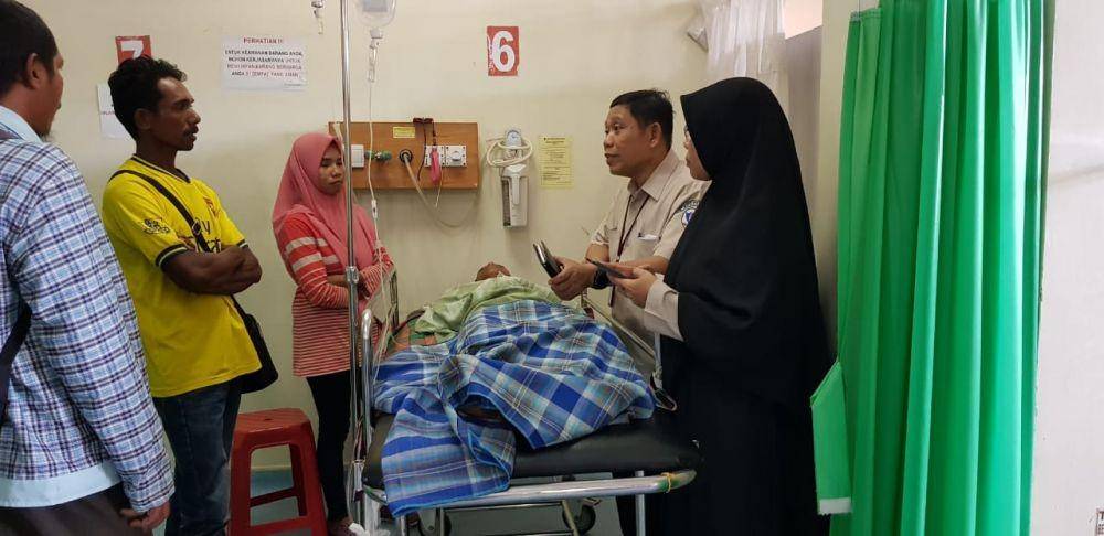 Idul dirawat setelah menjalani operasi pencabutan moncong ikan dari lehernya. Humas RS Wahidin Sudirohusodo
