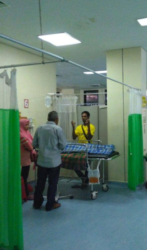 Idul dirawat usai menjalani operasi pencabutan moncong ikan sori dari lehernya. Dok. Humas RS Wahidin Sudirohusodo