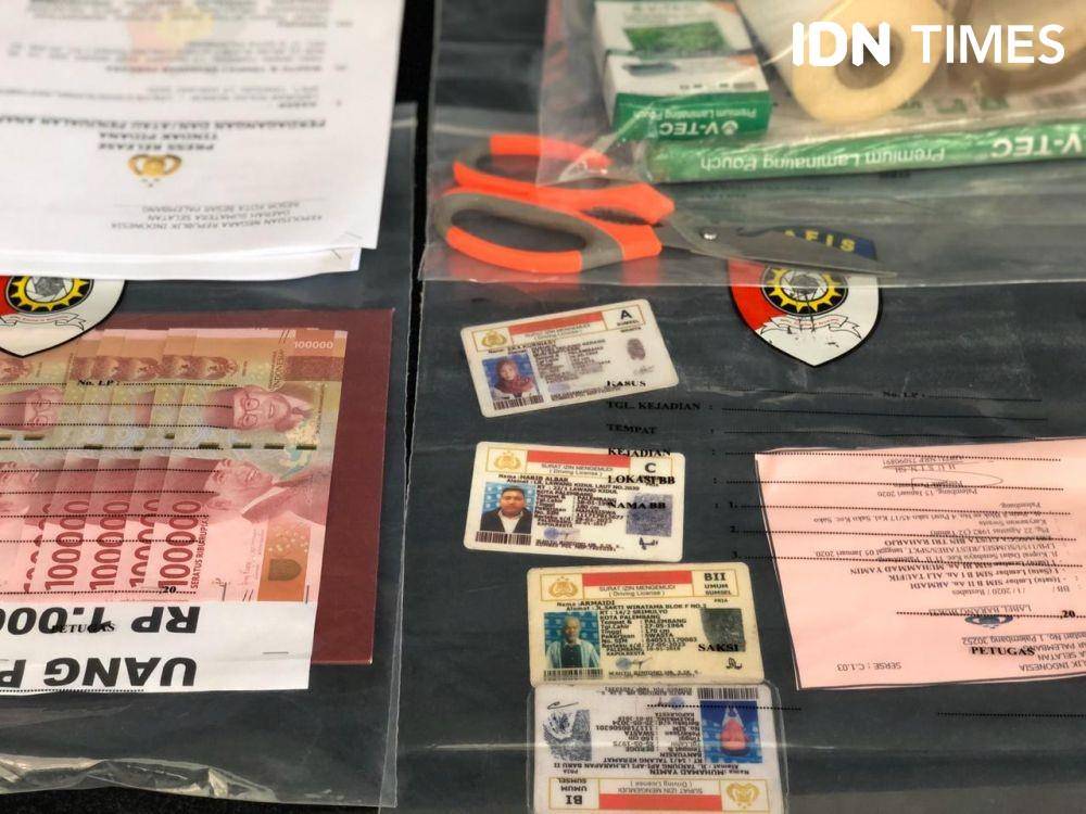Tanda pengenal sindikat penjual bayi dan barang bukti uang tunai diamankan Polrestabes Palembang (IDN Times/Rangga Erfizal)