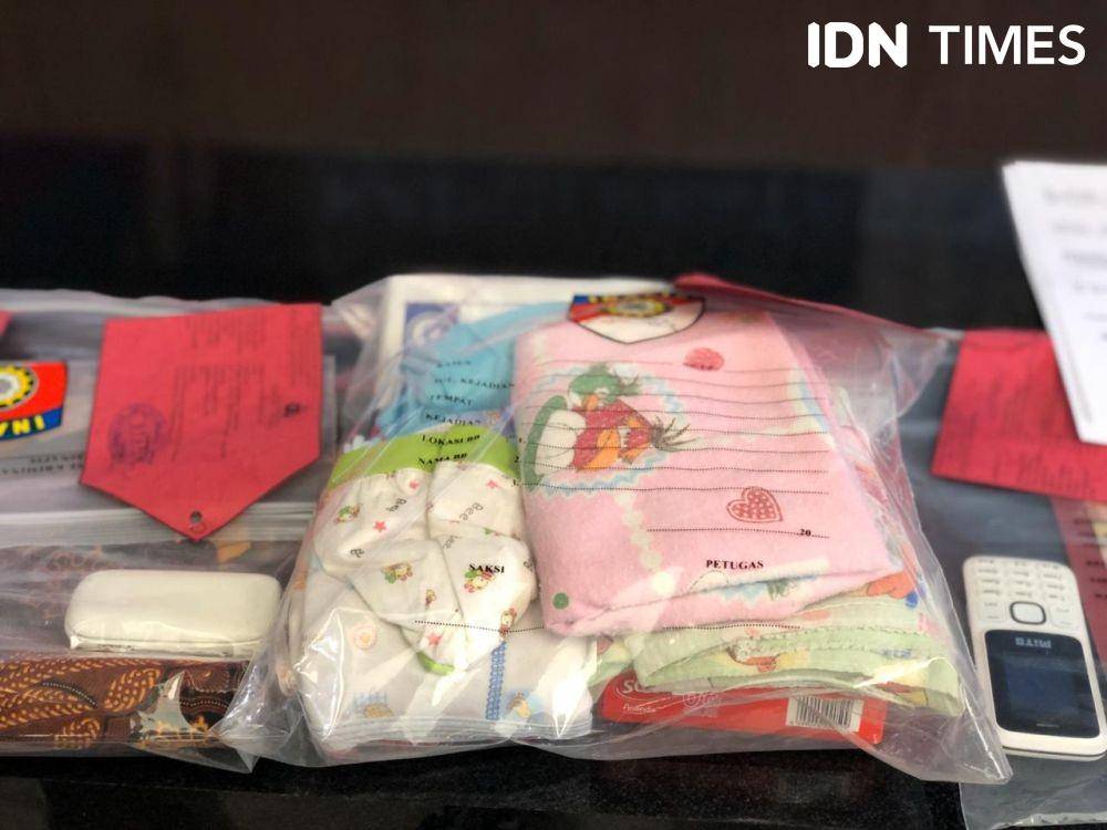Barang bukti baju dan peralatan bayi (IDN Times/Rangga Erfizal)