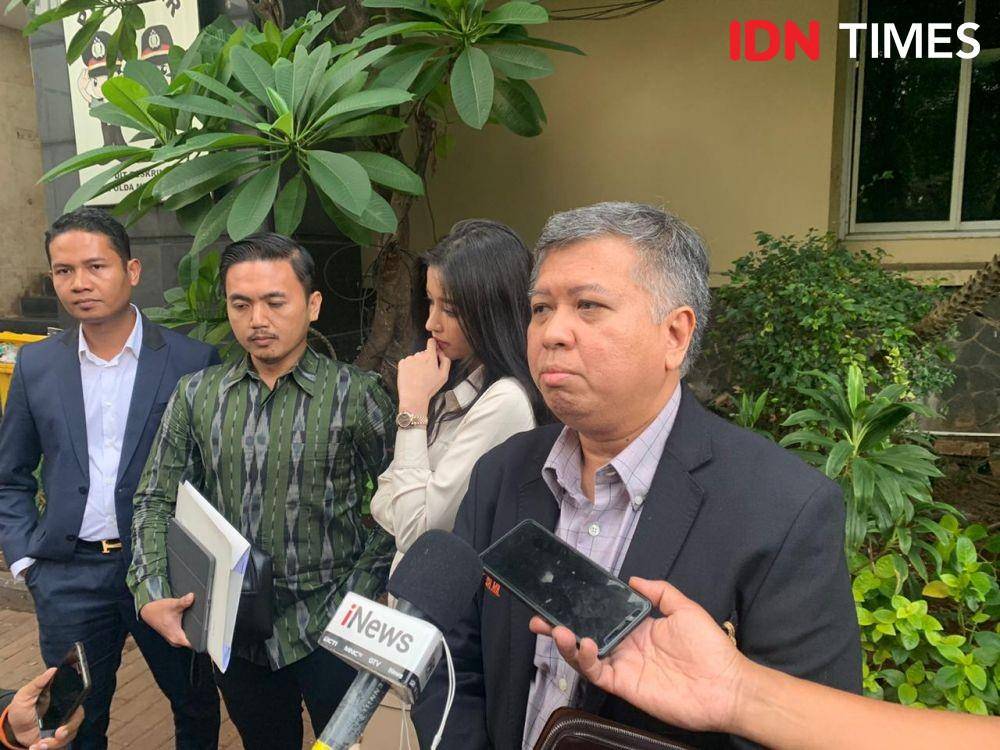Kuasa Hukum pramugari Garuda Siwi Widi Purwanti, Vidi G Syarif memberikan keterangan usai Siwi diperiksa di Polda Metro Jaya (IDN Times/Axel Jo Harianja)