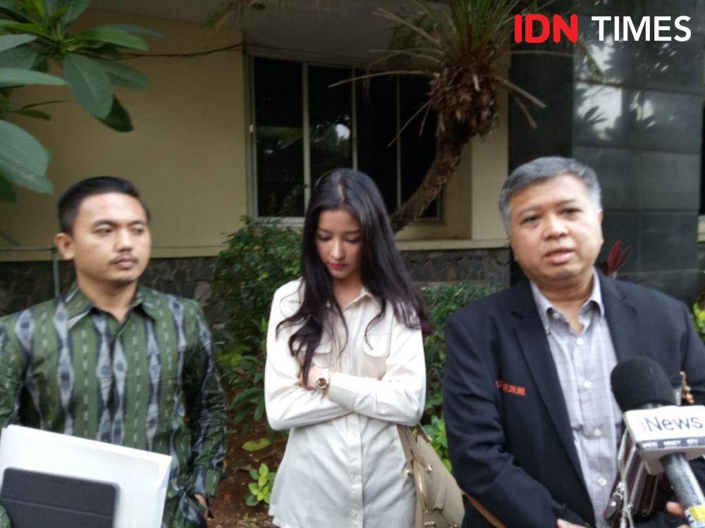 Kuasa Hukum Siwi Widi Purwanti, Vidi G Syarif memberikan keterangan usai Siwi diperiksa di Polda Metro Jaya (IDN Times/Axel Jo Harianja)