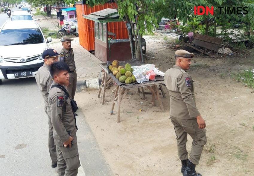 Kegiatan patroli Satpol PP (IDN Times/ Ervan Masbanjar)