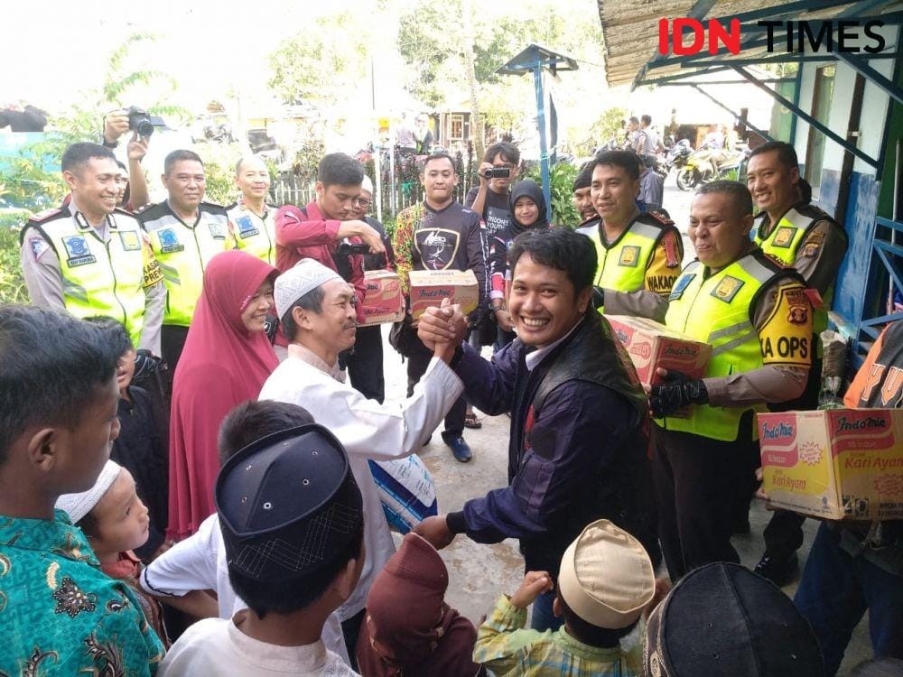 Ketua All Biker PPU, Abong saat melakukan kegiatan sosial bersama Polres PPU (IDN Times/Ervan Masbanjar)