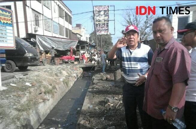 Dirut PD Pasar Rusdi Sinuraya memantau Pasar Kampung Lalang (IDN Times/Yurika Febrianti)