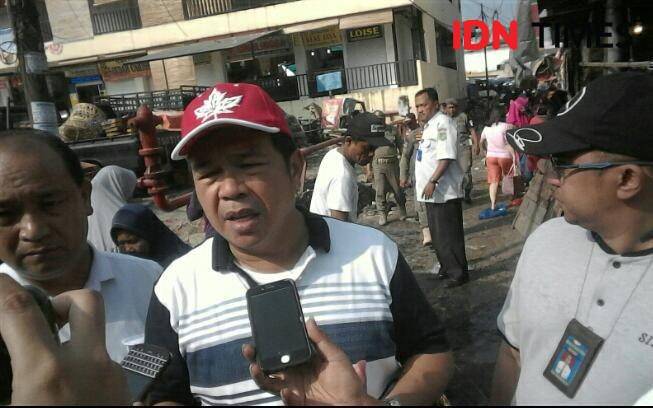 Dirut PD Pasar Rusdi Sinuraya memantau pasar (IDN Times/Yurika Febrianti)