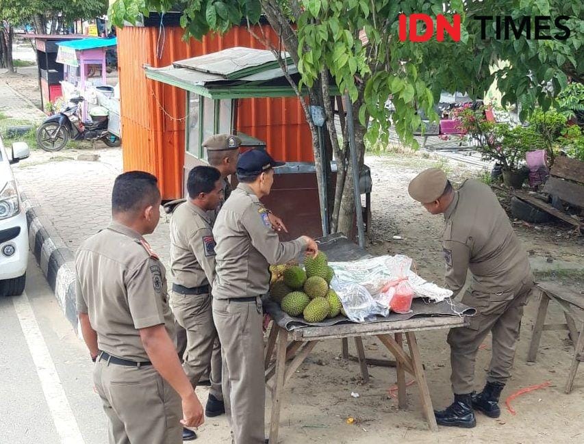 Penertiban PKL (IDN Times/ Ervan Masbanjar)
