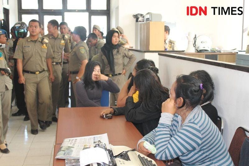 Satpol PP saat mengamakan PSK liar (IDN Times/Ervan Masbanjar)