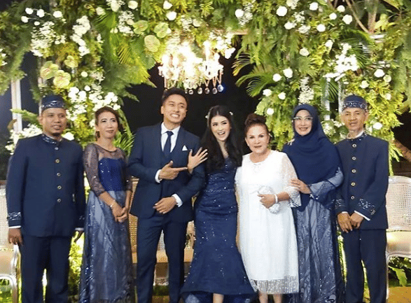 instagram.com/mpok.atiek