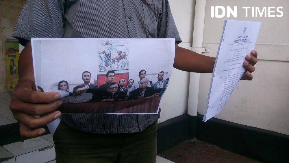 Aktivis ICM menunjukkan gambar foto Menkumham Yassona Yaoly ketika hadir dalam konferensi pers PDIP, 20 Januari 2020. IDN Times/Pito Agustin Rudiana