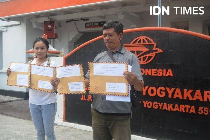 Aktivis ICM mengirimkan surat pelaporan Menkumham Yasonna Laoly kepada Presiden Joko Widodo, Yogyakarta, 20 Januari 2020. IDN Times/Pito Agustin Rudiana
