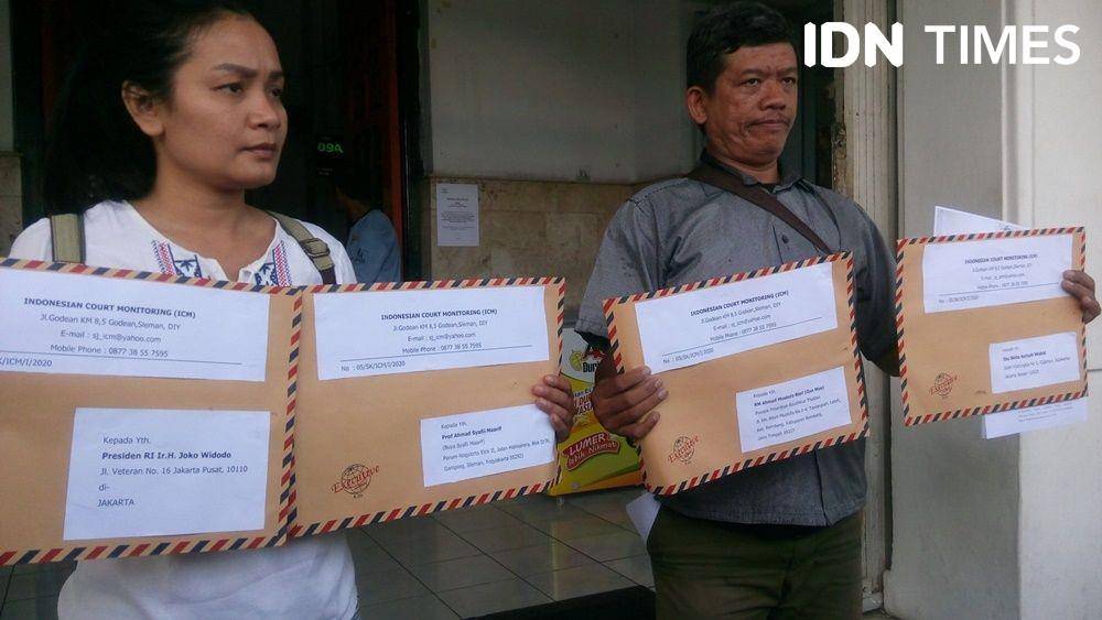 Aktivis ICM menunjukkan empat surat laporan tentang Menkumham Yasonna Laoly, Yogyakarta, 20 Januari 2020. IDN Times/Pito Agustin Rudiana