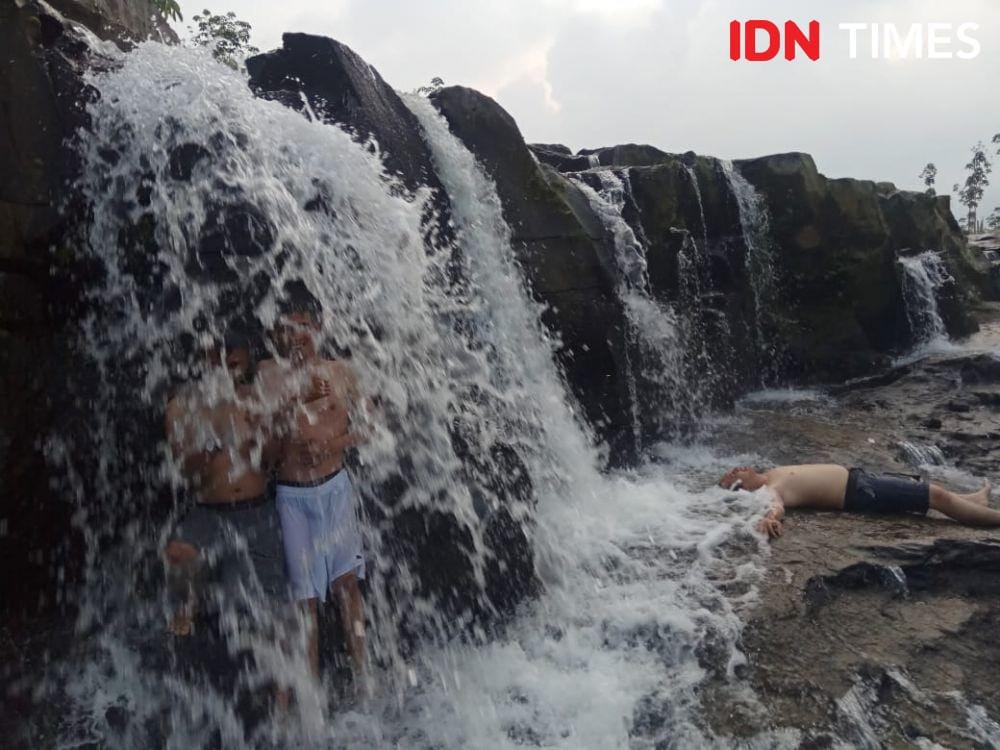 Pengunjung mandi-mandi di Wisata Tangkahan Raja di Simalungun (IDN Times/Gideon Aritonang)