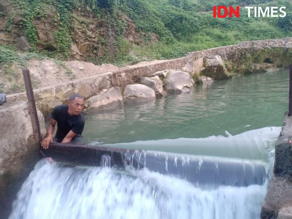 Petugas membuka tutup bendung di Wisata Tangkahan Raja di Simalungun (IDN Times/Gideon Aritonang)