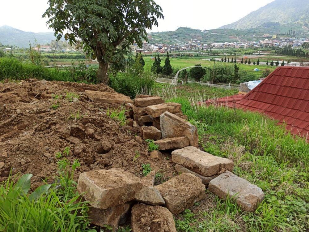 Temuan Bangunan yang diduga sebuah candi di Dieng, Banjarnegara. Dok. Aryadi Darwanto