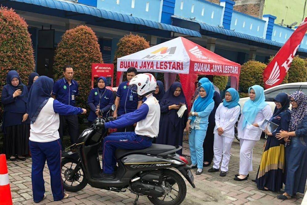Honda memberikan pelatihan Safety Riding untuk karyawan Rumah Sakit Umum (RSU) Sinar Husni Deli Serdang, Sumut (Dok. IDN Times)