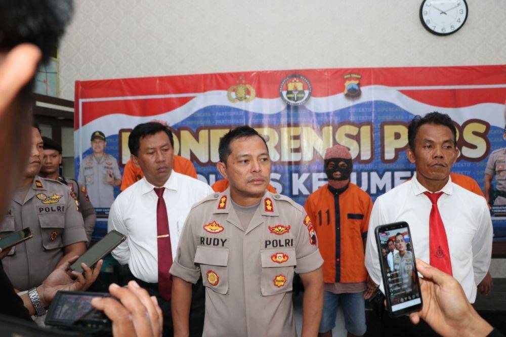 Kapolres Kebumen AKBP Rudy Cahya Kurniawan menjawab pertanyaan wartawan saat konferensi pers di Mapoles setempat, Senin (20/1). Humas Polres Kebumen