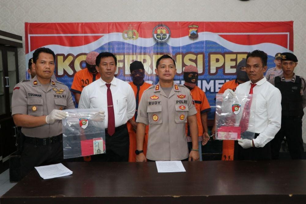 Kapolres Kebumen AKBP Rudy Cahya Kurniawan menjawab pertanyaan wartawan saat konferensi pers di Mapoles setempat, Senin (20/1). Humas Polres Kebumen