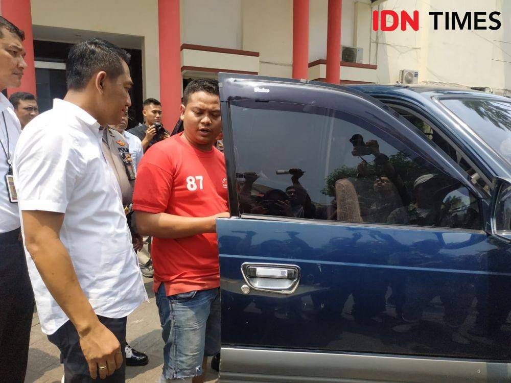Kanit Jatanras Polrestabes Surabaya AKP Iwan Hari (kiri) saat meminta tersangka mempraktikkan pencurian. IDN Times/Fitria Madia