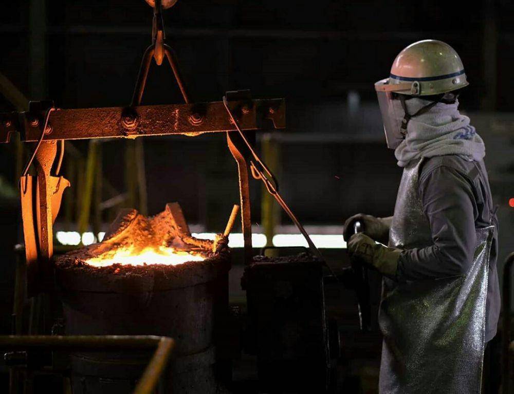 Pekerja Inalum sedang proses pembuatan bahan baku aluminium (Dok.IDN Times/inalum)
