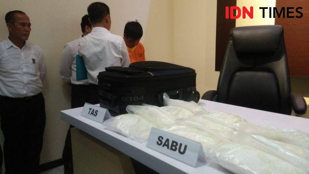 Barang bukti sabu-sabu dan koper hitam yang dibawa tersangka Addie. (IDN Times/Surya Aditya)