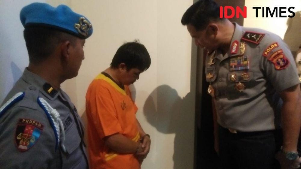 Irjen Pol Muktiono mengintrogasi tersangka Addie. (IDN Times/Surya Aditya)