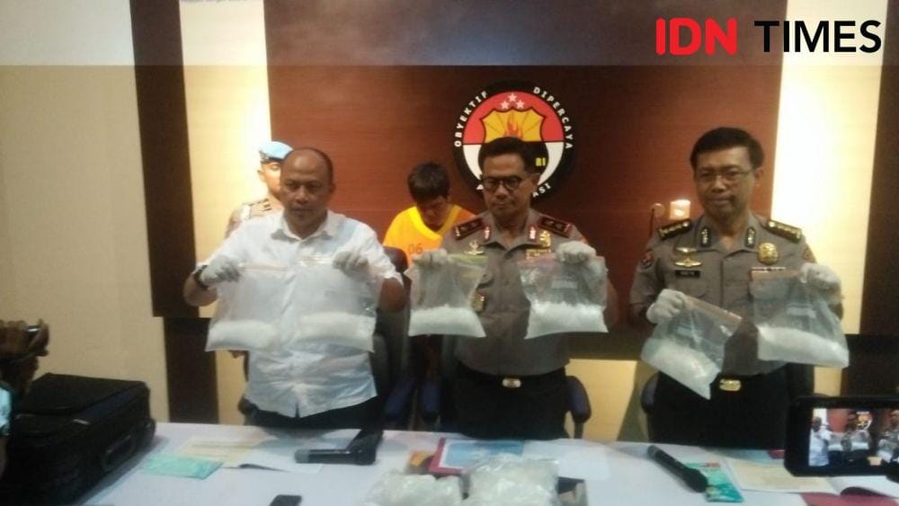 Jajaran Polda Kaltim memperlihatkan 10 kg sabu-sabu yang dibawa Addie. (IDN Times/Surya Aditya)