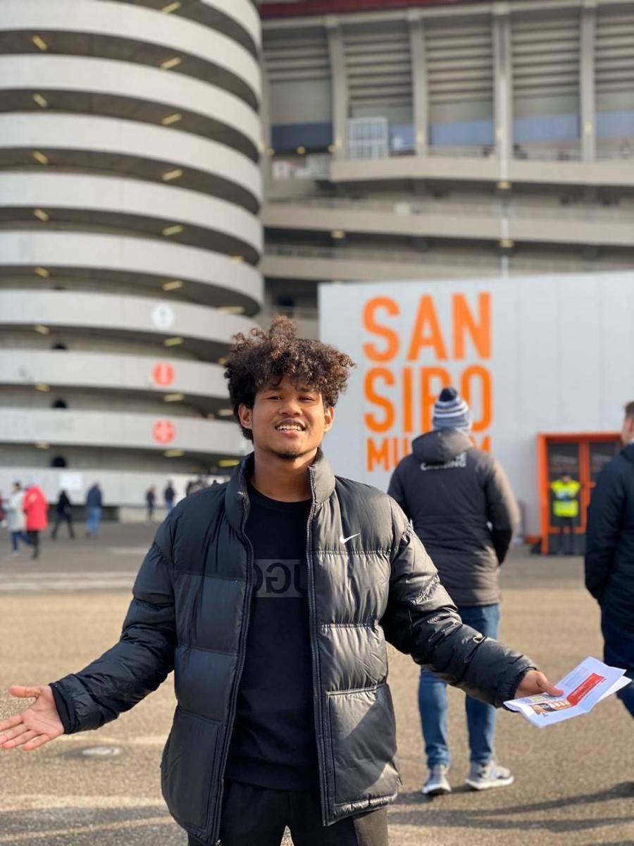 Bagus Kahfi menonton laga AC Milan vs Udinese di San Siro (Dok. Mola TV)