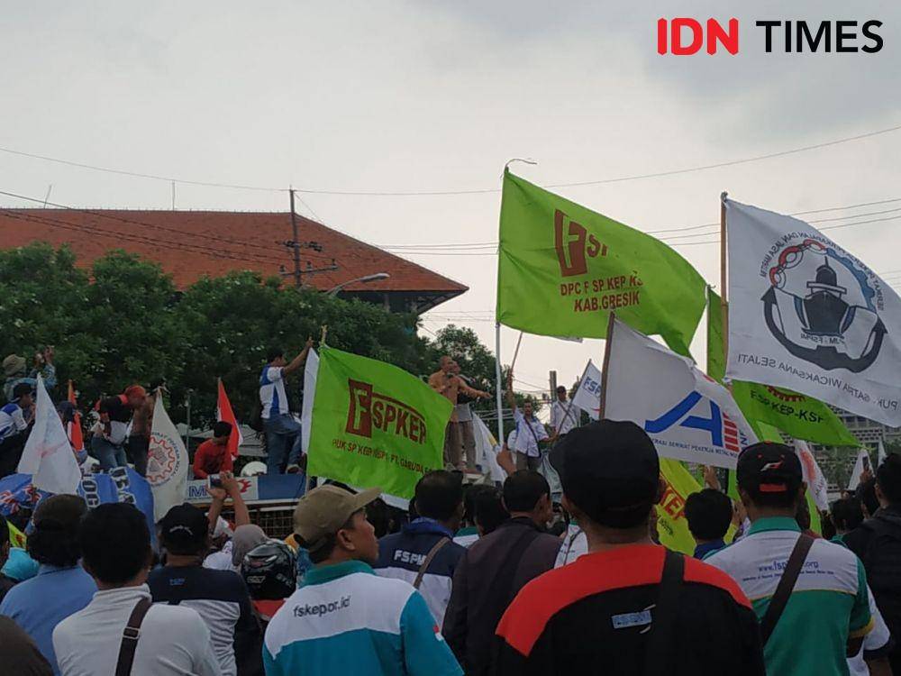 Suasana demonstrasi para buruh tolak RUU Cilaka di depan DPRD Jatim, Senin (20/1). IDN Times/Fitria Madia
