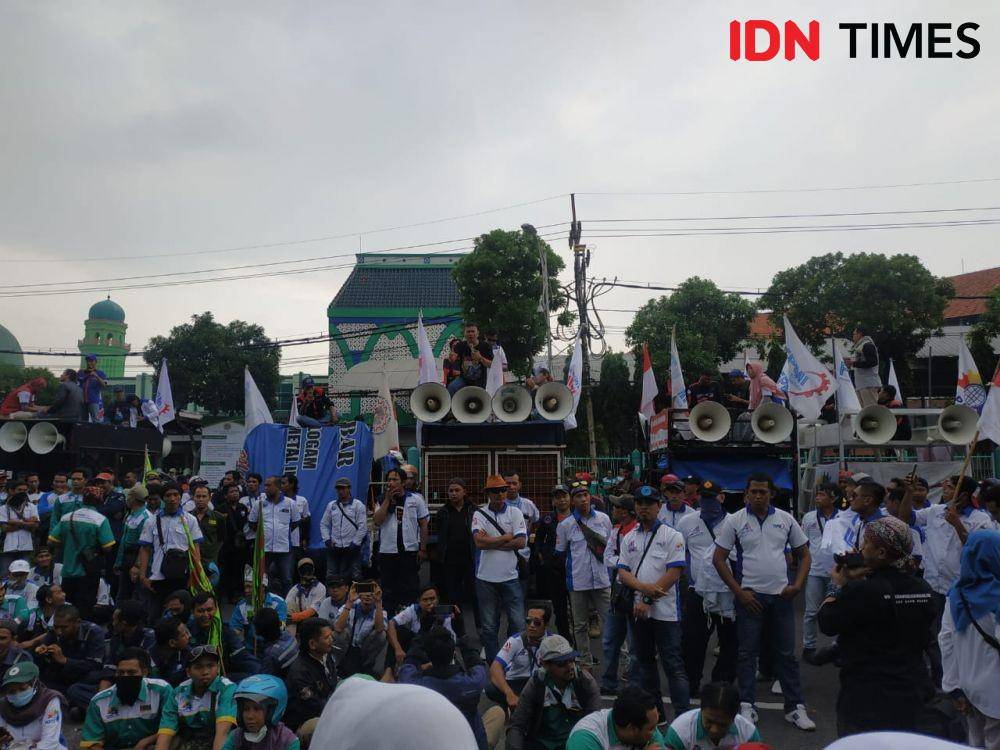 Suasana demonstrasi para buruh tolak RUU Cilaka di depan DPRD Jatim, Senin (20/1). IDN Times/Fitria Madia