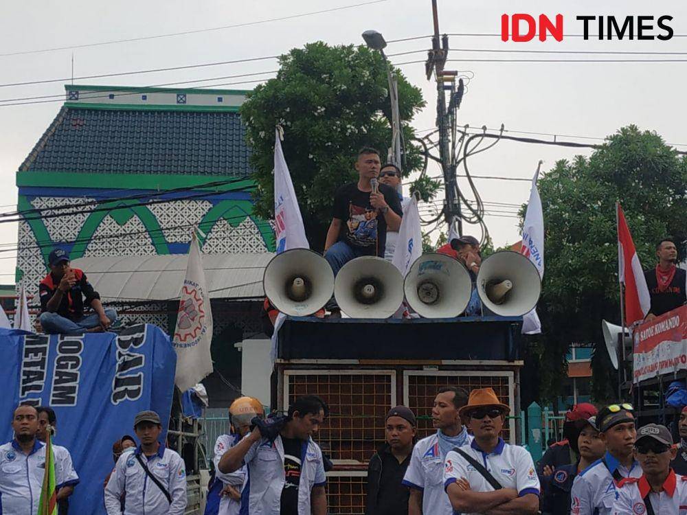 Suasana demonstrasi para buruh tolak RUU Cilaka di depan DPRD Jatim, Senin (20/1). IDN Times/Fitria Madia