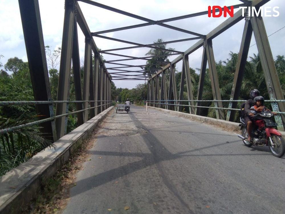 Kondisi jembatan penghubung Kecamatan Binjai Selatan dan Binjai Timur (IDN Times/Bambang Suhandoko)