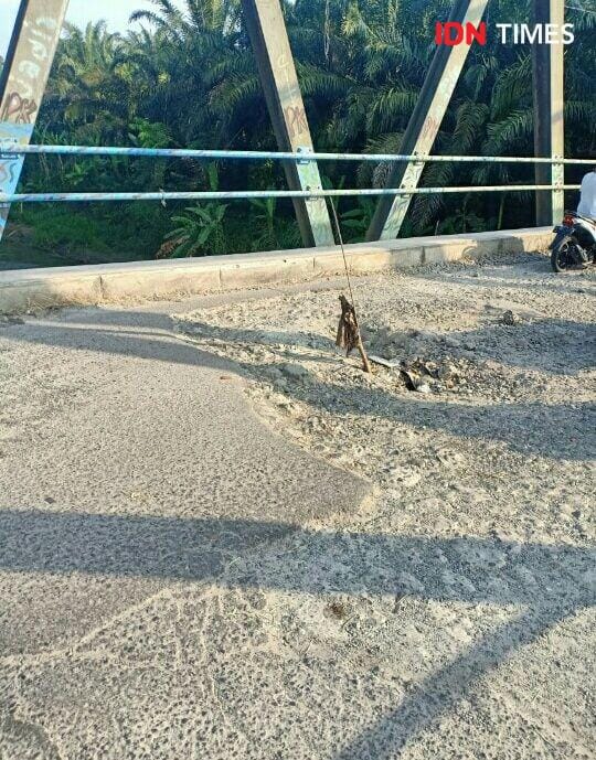 Kondisi jembatan penghubung Kecamatan Binjai Selatan dan Binjai Timur (IDN Times/Bambang Suhandoko)