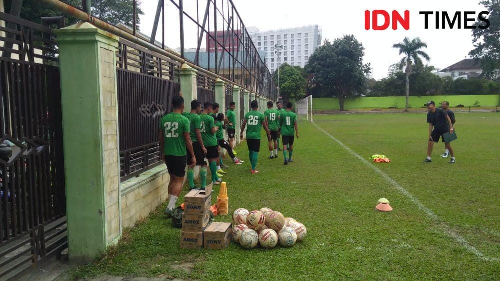 PSMS saat berlatih di Stadion Kebun Bunga (IDN Times/Hasudungan)
