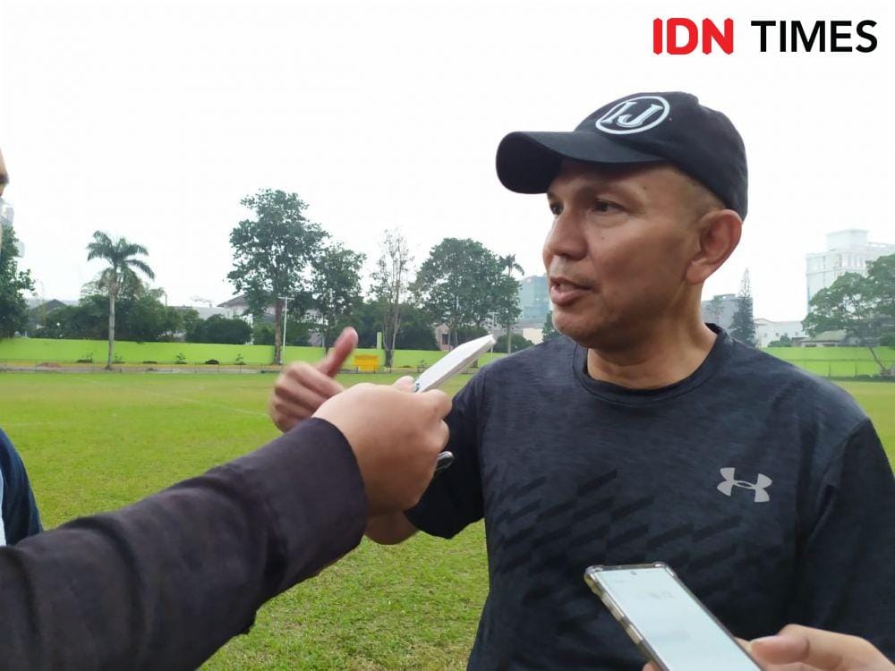Asisten Pelatih PSMS Isman Jasulmei saat berlatih di Stadion Kebun Bunga (IDN Times/Hasudungan)