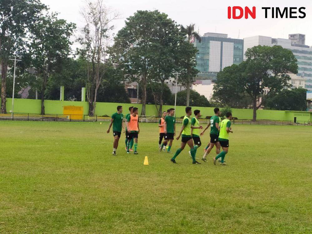 Pemain PSMS saat berlatih di Stadion Kebun Bunga (IDN Times/Hasudungan)