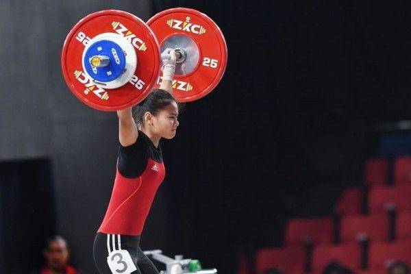 Lifter Indonesia, Windy Cantika Aisah berhasil meraih medali emas di SEA Games 2019 pada Senin (2/12). ANTARA FOTO/Nyoman Budhiana/ama