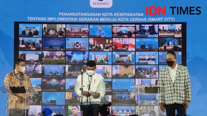 Menkominfo Johnny G Plate (tengah) bersama Dirjen Aptika Semuel A Pangerapan (kanan) dan Direktur LAIP Bambang D Aanggono (kiri) saat penandatanganan Nota Kesepahaman Implementasi Gerakan Menuju Kota Cerdas (20/5)