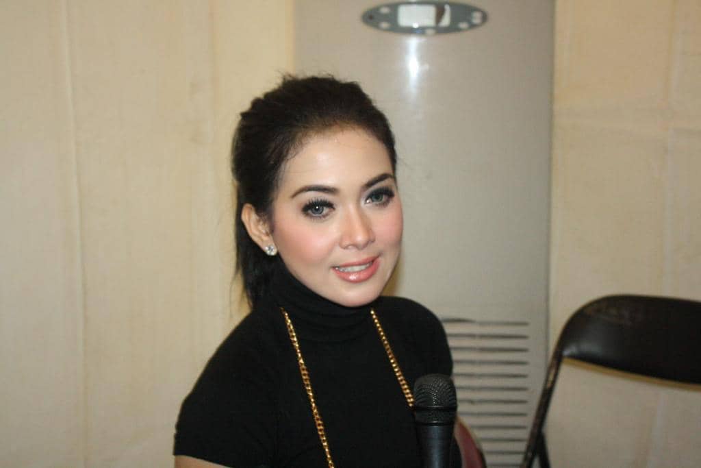 http://cdn.idntimes.com/content-images/post/old/06918-syahrini.jpg