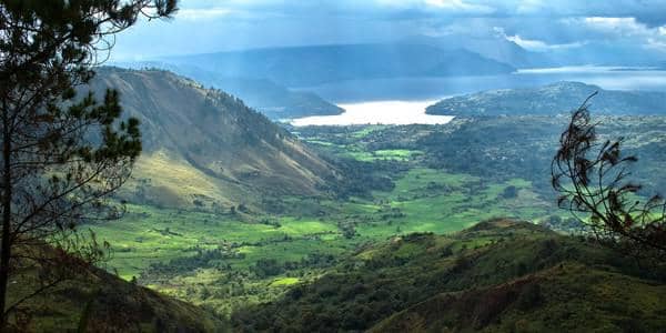 http://cdn.idntimes.com/content-images/post/old/48178-lake-toba---totallynailedit.com.jpg