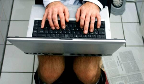 http://cdn.idntimes.com/content-images/post/old/5141d-toiletlaptop_shutterstock_6788515_which_co_uk.jpg