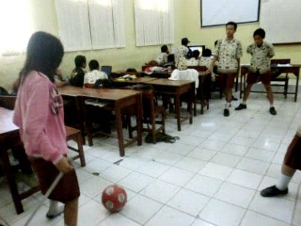 http://cdn.idntimes.com/content-images/post/old/9494f-Sepak-bola-di-kelas_nurulfirdaus97_blogspot.JPG