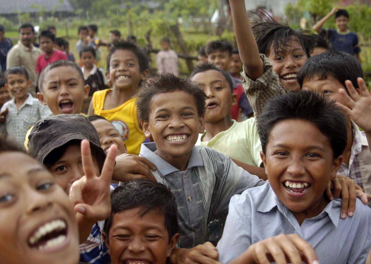 https://cdn.idntimes.com/content-images/post/20161005/us-navy-050105-n-5376g-019-indonesian-children-smile-and-cheer-as-us-navy-helicopters-from-uss-abraham-lincoln-cvn-72-fly-in-purified-water-and-relief-supplies-to-a-small-village-on-the-isla-0a861a73a3d8a60987aa31091591b560.jpg