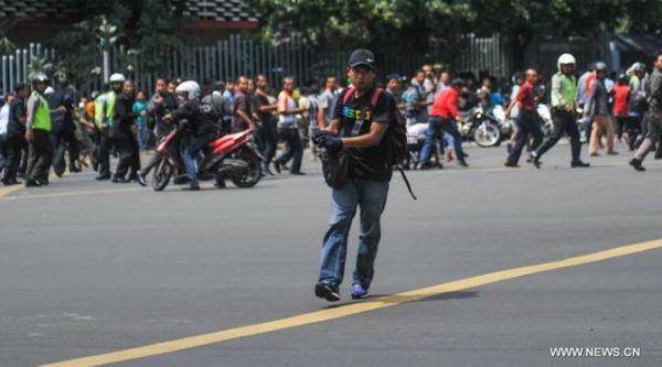 http://cdn.idntimes.com/content-images/post/20160114/005457600-1452760768-20160114-pelaku-ledakan-sarinah-xinhua-1-dcbc8891893c0610c5b96c7a1ab951c3.jpg