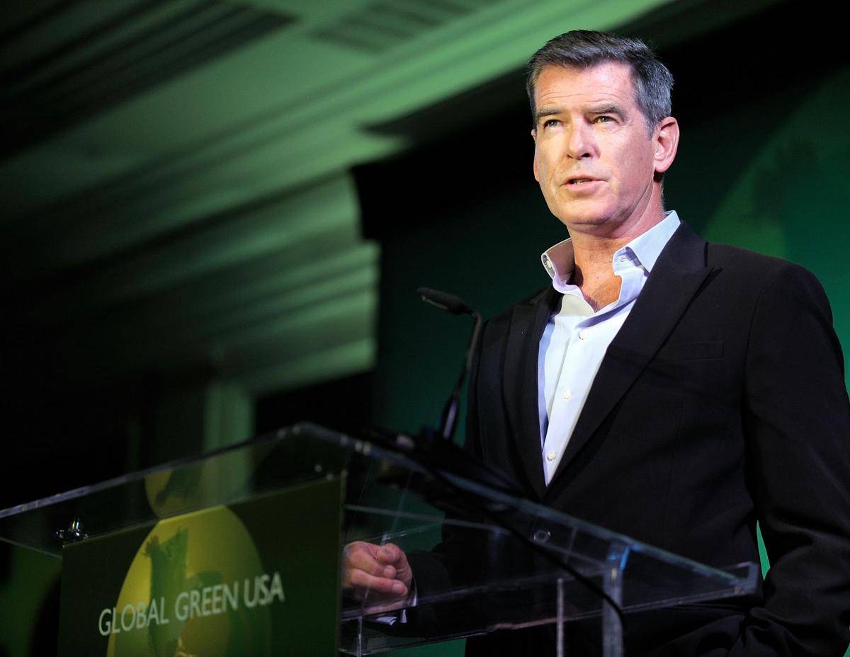 https://cdn.idntimes.com/content-images/post/20170119/007-james-bond-pierce-brosnan-in-flight-5faf5cdbd6d416ec3adace9b79ebc02d.jpg