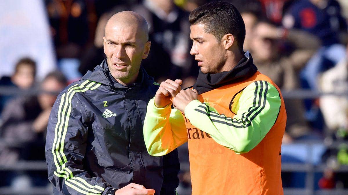 http://cdn.idntimes.com/content-images/post/20160119/011816-soccer-real-madrid-zinedine-zidane-cristiano-ronaldo-pi-jevresize1200675high61-904a71e7e44f680c9e0ea0473bc9217d.jpg