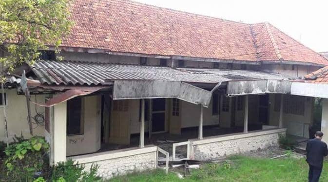 http://cdn.idntimes.com/content-images/post/20160513/013600500-1462585535-rumah-bung-tomo-yang-terletak-di-jalan-mawar-surabaya-bakal-segera-rata-dengan-tanah-6c7e724feac43be6a93722d33c9ffa9e.jpg