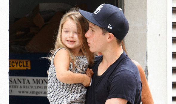 http://cdn.idntimes.com/content-images/post/old/0175f-Brooklyn-Beckham.gif-492534.jpg