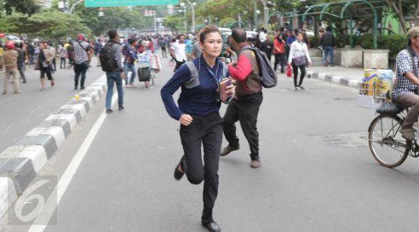 http://cdn.idntimes.com/content-images/post/20160114/049064400-1452765991-20160114-jurnalis-berhamburan-selamatakan-diri-angga-1-ad33801b17579ae2d3c2aeb6b0b3a420.jpg